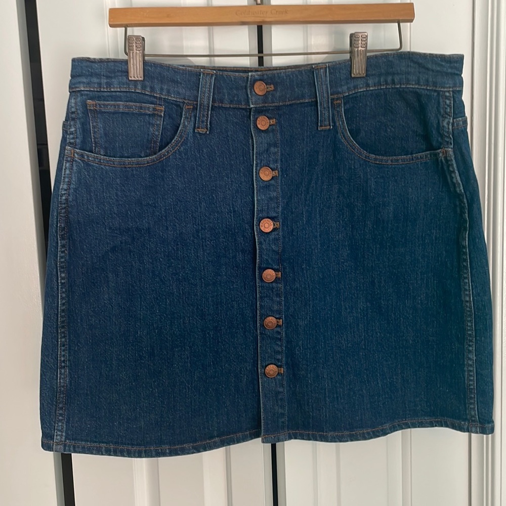 Madewell Denim skirt with gorgeous copper buttons down the front. Only worn once